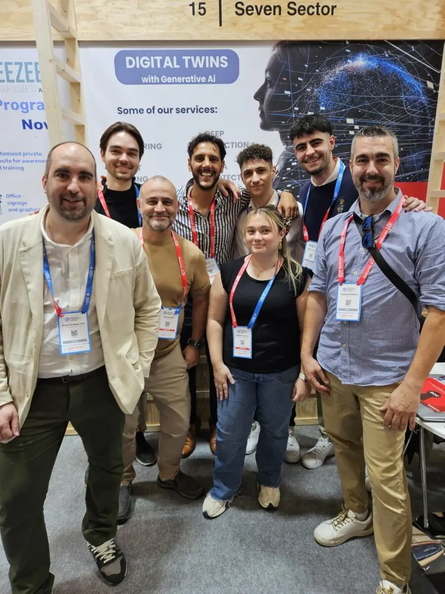 Equipo de Seven Sector juntos en una feria de ciberseguridad