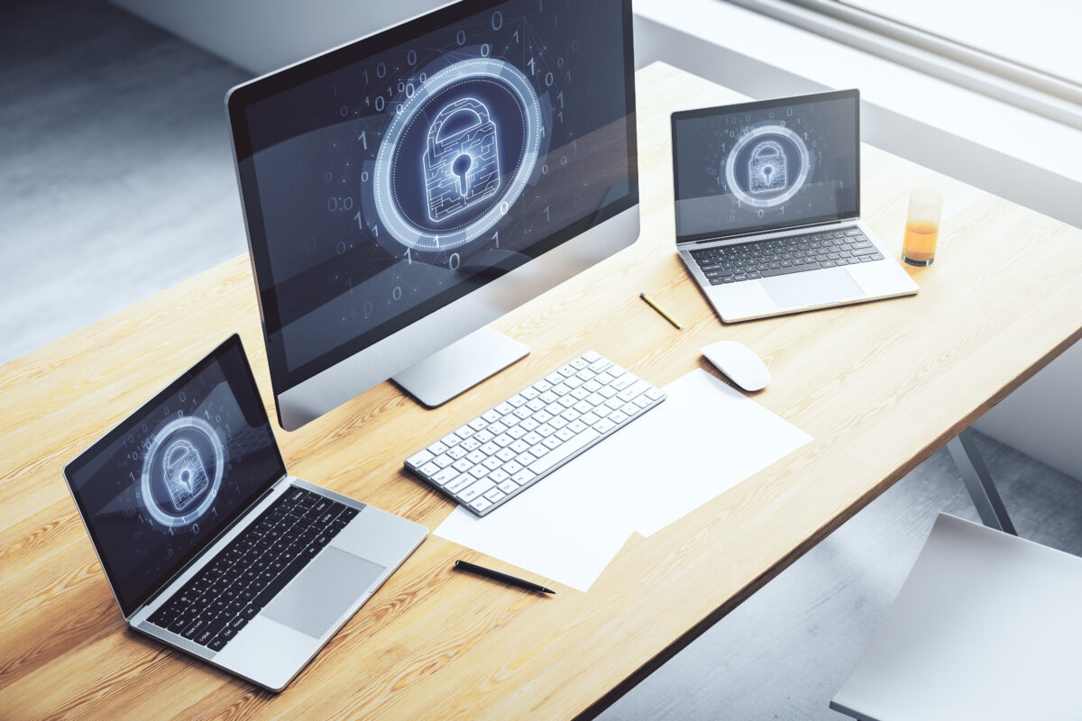 Dispositivos ordenadores ciberseguridad en la pantalla. Deception Technology vs EDR/XDR