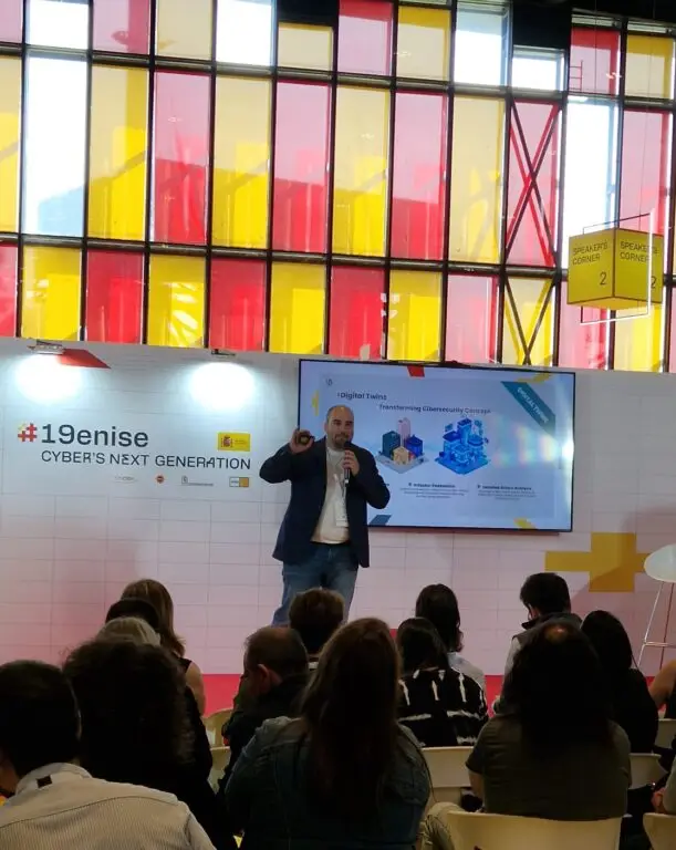 CEO de Seven Sector haciendo una presentacion de proyecto