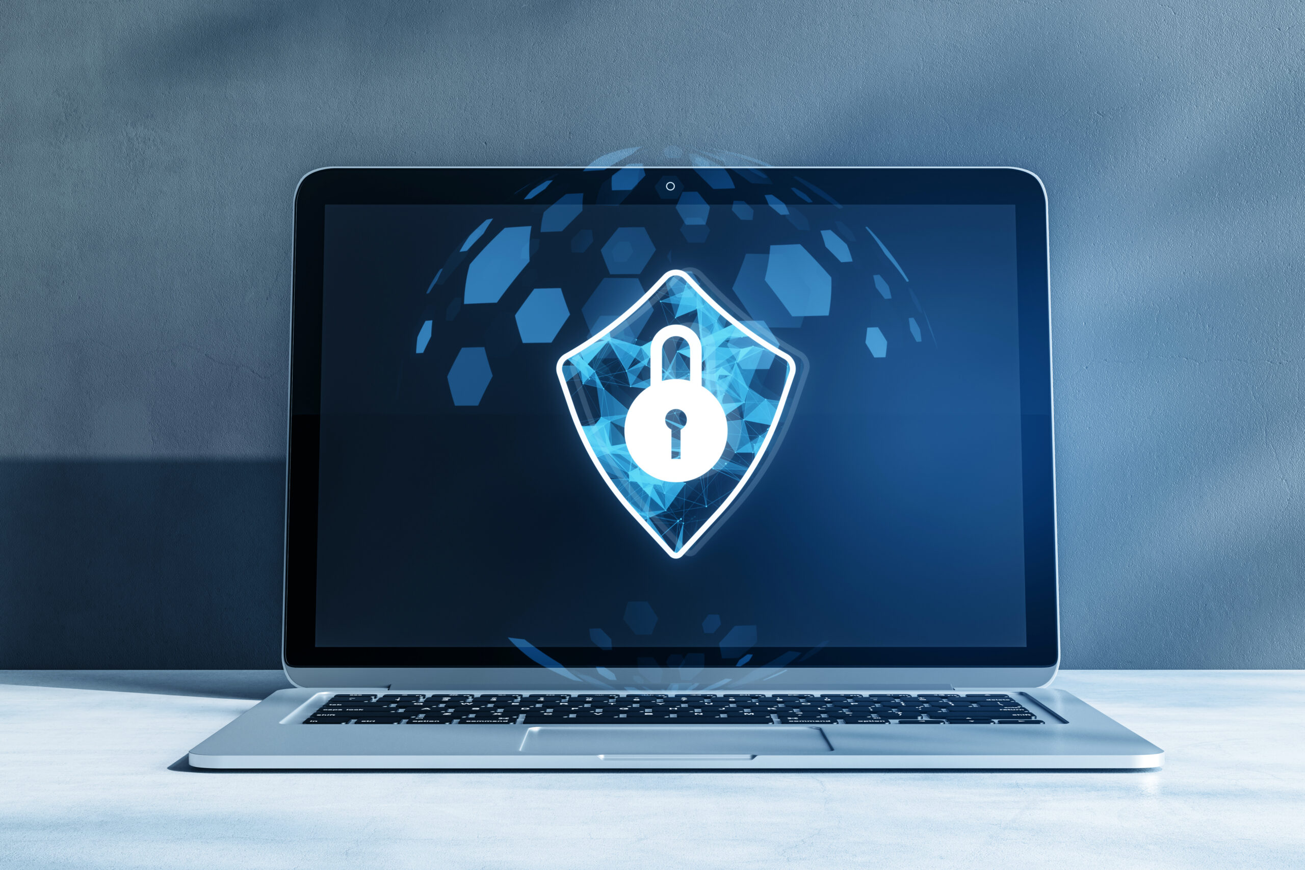 Ordenador con un escudo y candado en medio de la pantalla.