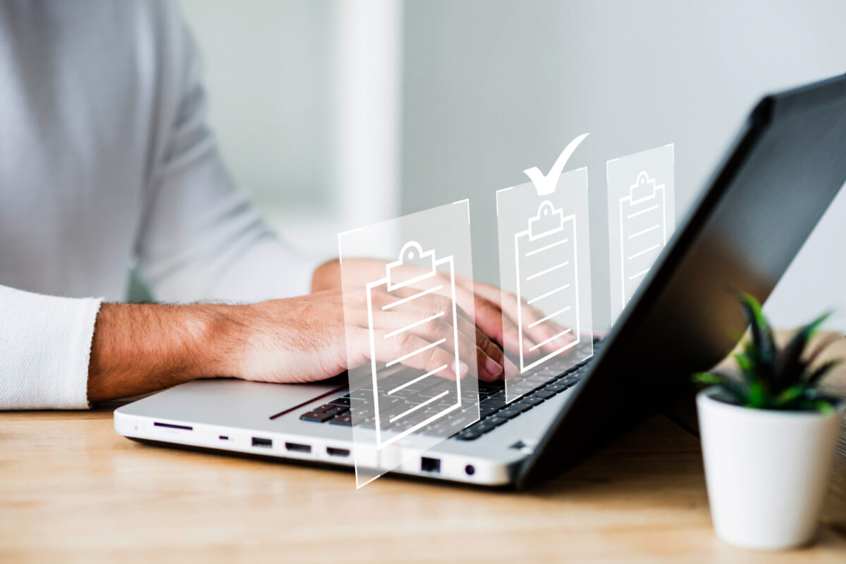 persona haciendo listas en un ordenador