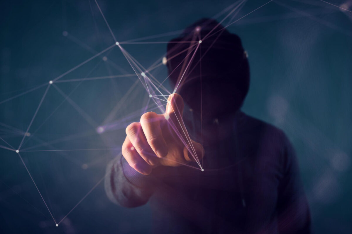 persona hacker señalando hacia delante