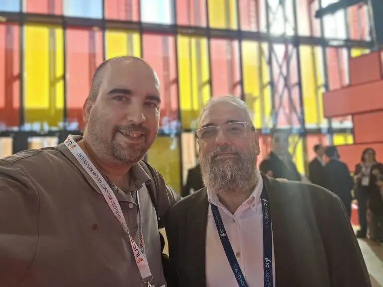 CEO de Seven Sector con amigos en congreso de ciberseguridad