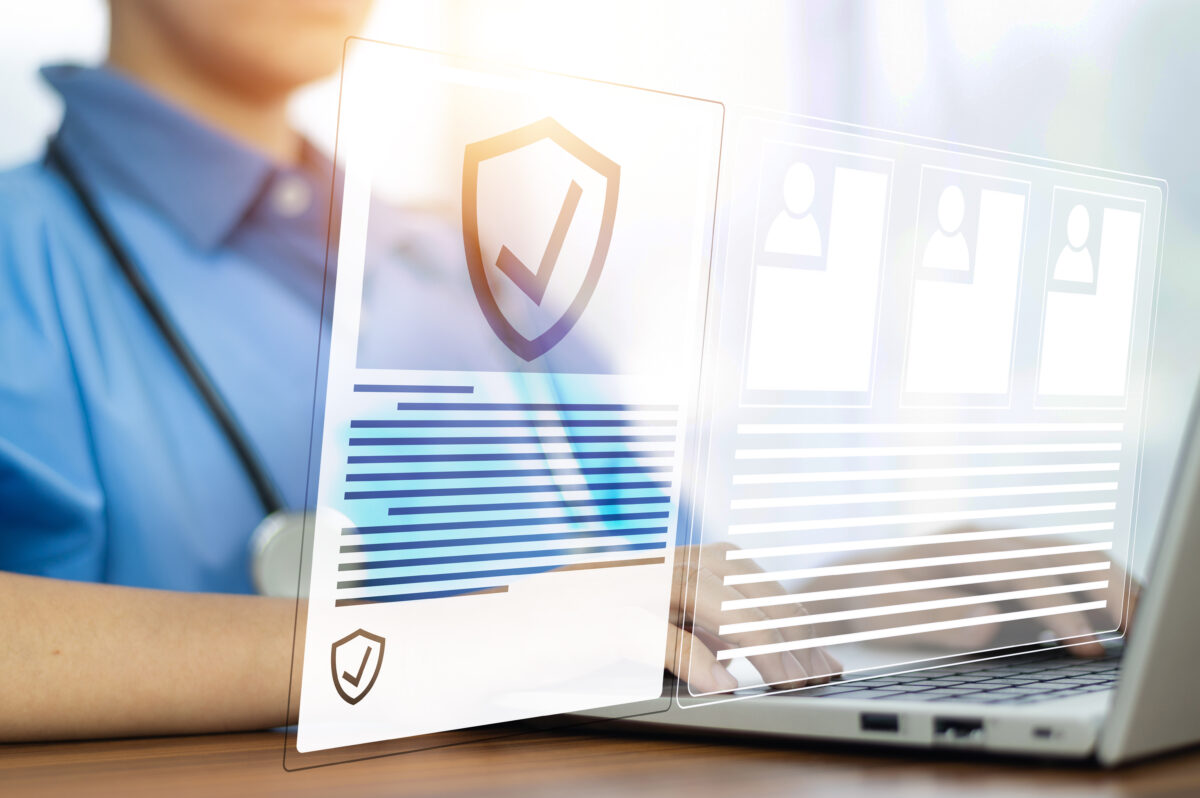 Persona usando un portátil y frente a él hay dibujados documentos.