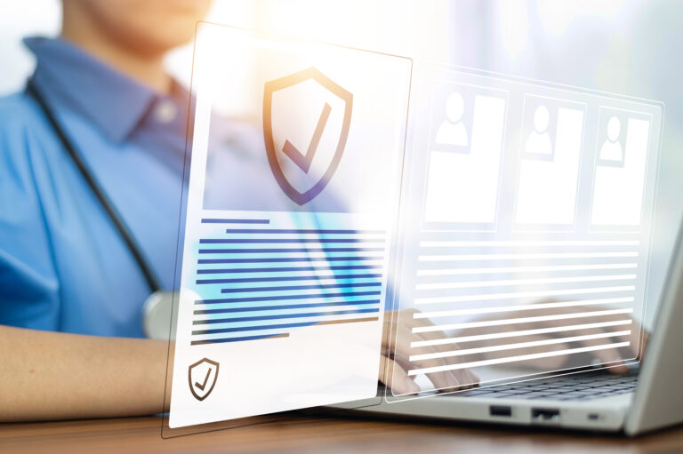 Persona usando un portátil y frente a él hay dibujados documentos.