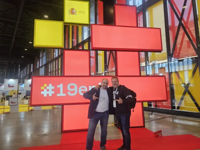 CEO de Seven Sector con amigos en congreso de ciberseguridad