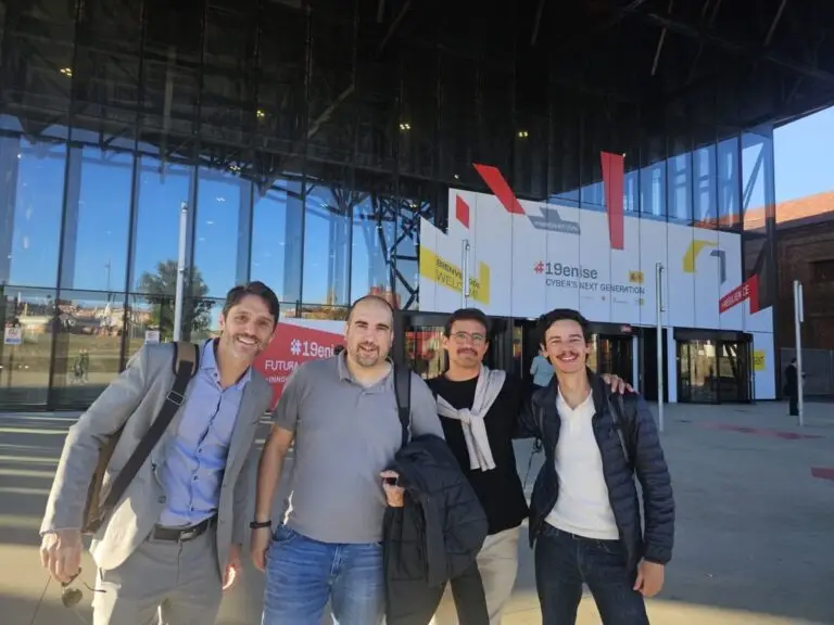 CEO de Seven Sector con amigos en congreso de ciberseguridad