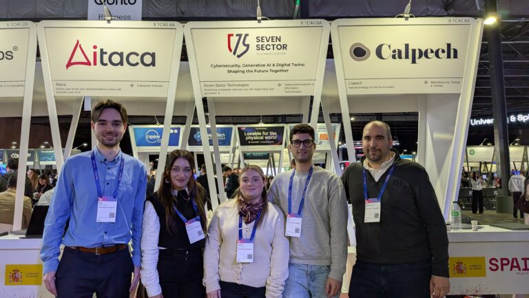 Foto equipo Seven Sector en el stand del MWC 26