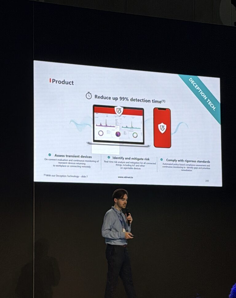 Marc, product manager de Seven Sector en el MWC dando un pitch sobre xdrnet y deception technology